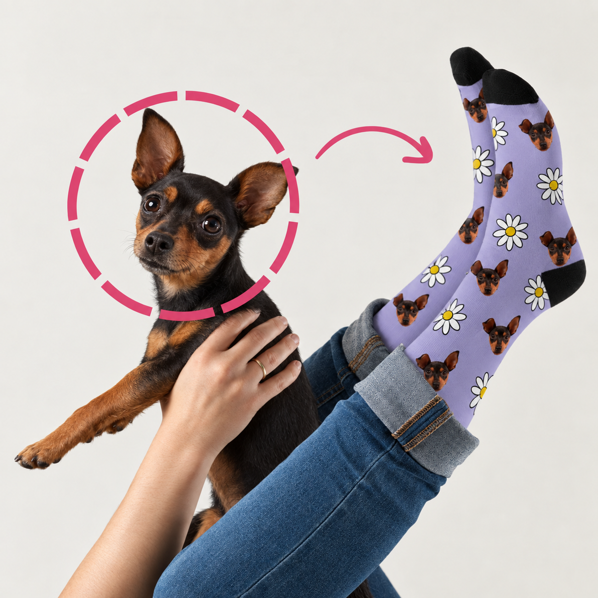 Gepersonaliseerde sokken met hondenmotief op paarse achtergrond, gecombineerd met een spijkerbroek en een levendige hond.