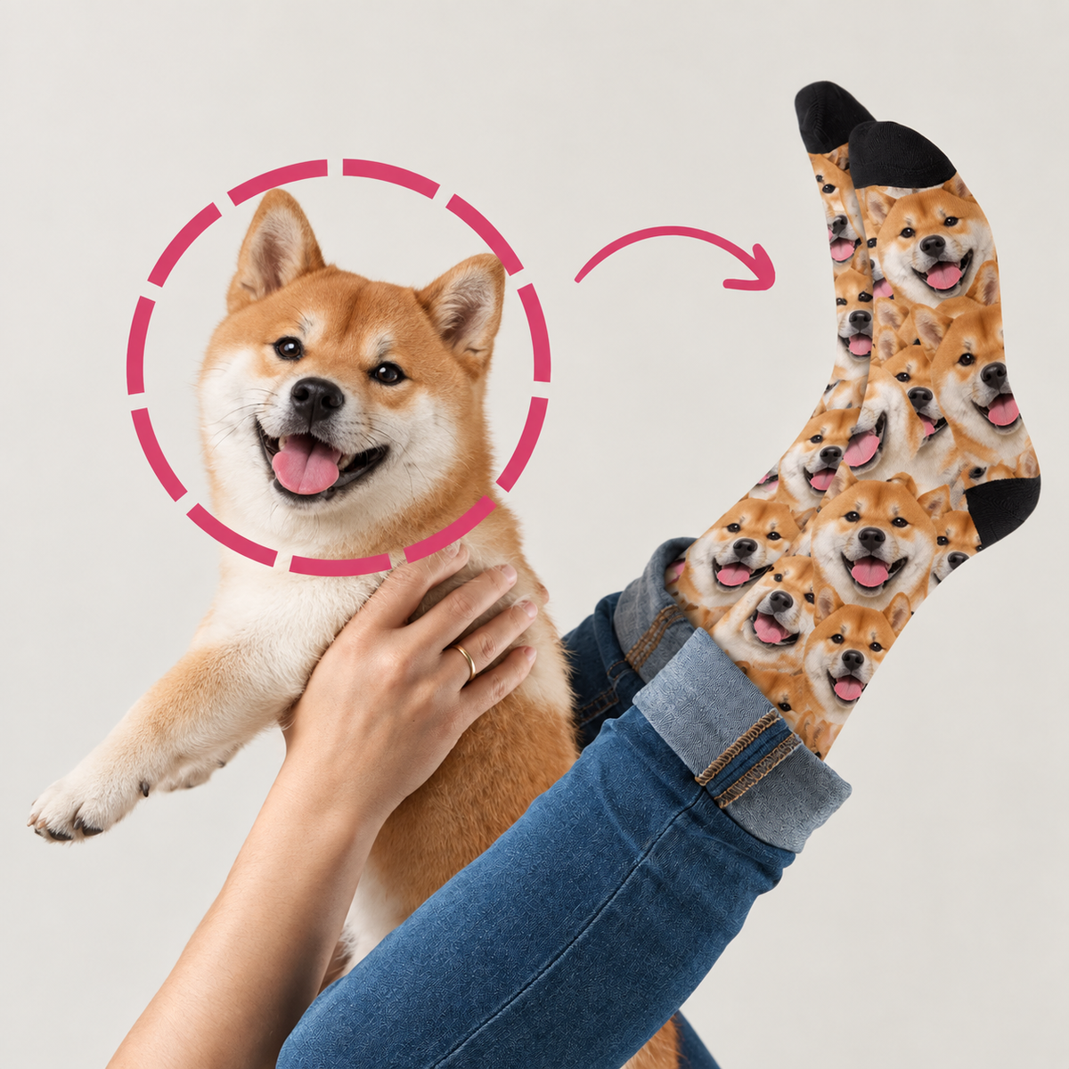 Gepersonaliseerde sokken met fotopatroon van shiba inu's, lichtbruin met zwarte accenten.