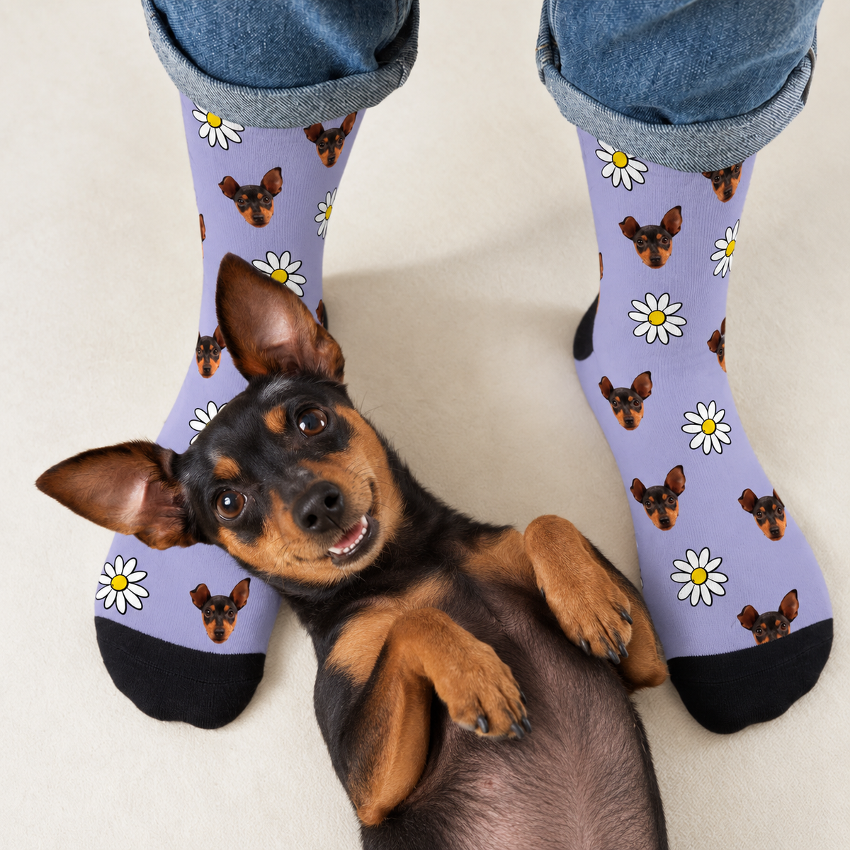 Gepersonaliseerde sokken met fotopatroon op paarse achtergrond, met een lachende hond op de grond.