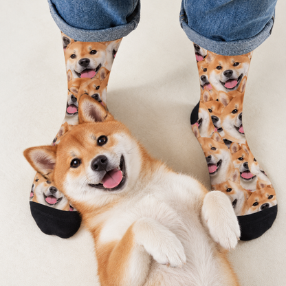 Gepersonaliseerde sokken met fotopatroon van lachende honden in bruin en zwart. Er ligt een hond naast.