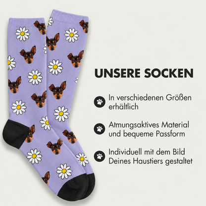 Paarse sokken met hondenmotieven en bloemenprint, ademend en verkrijgbaar in verschillende maten.