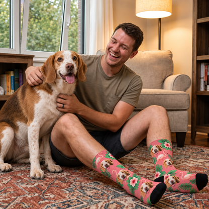 Gepersonaliseerde sokken met paradijsvogelontwerp in roze, gedragen door een man met een hond.