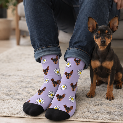 Gepersonaliseerde sokken met paarse achtergrond, hondenpatroon en witte bloemen. Draagcomfort met zwarte teen.