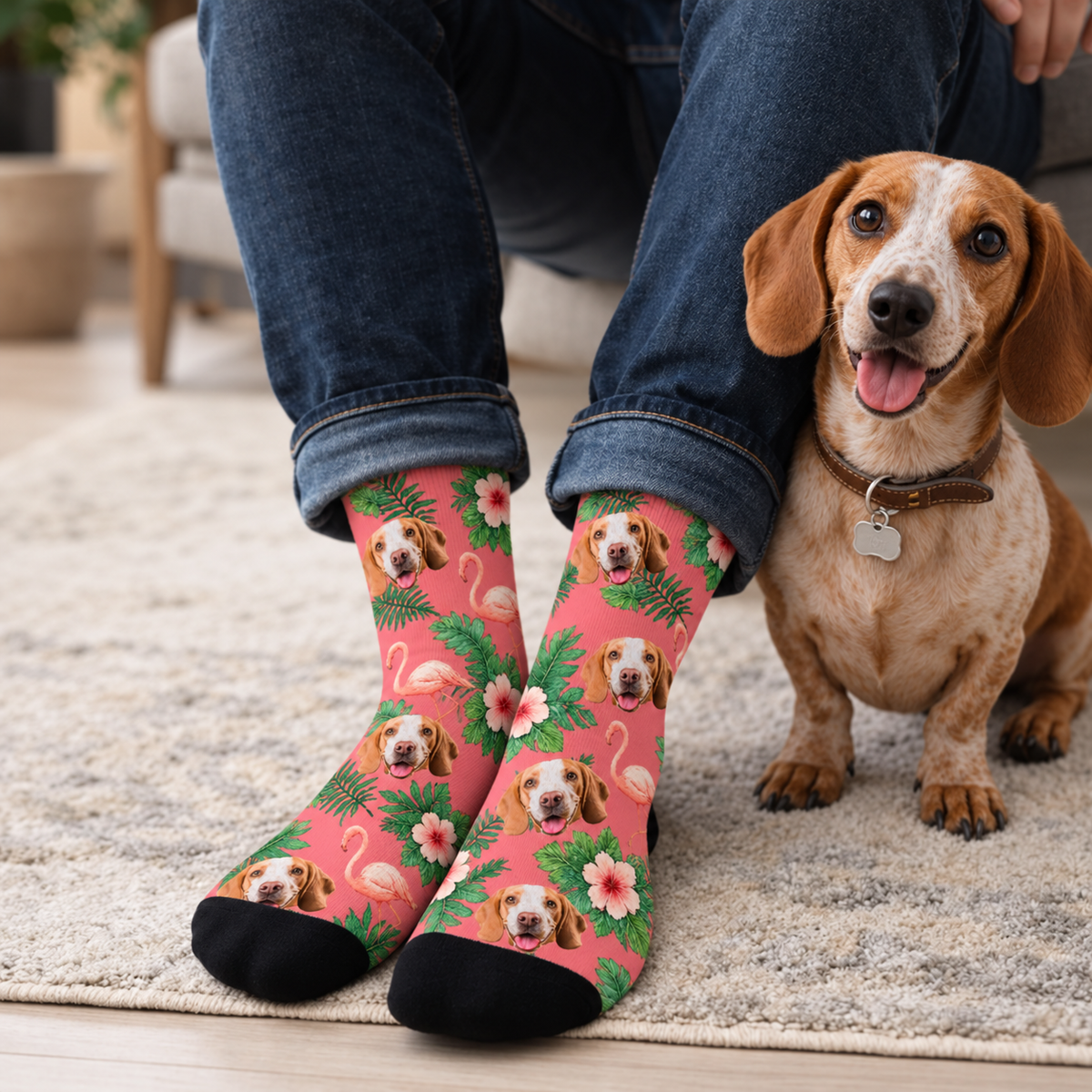 Gepersonaliseerde sokken met hondenmotief op roze achtergrond en zwarte tenen, versierd met planten en flamingo's.