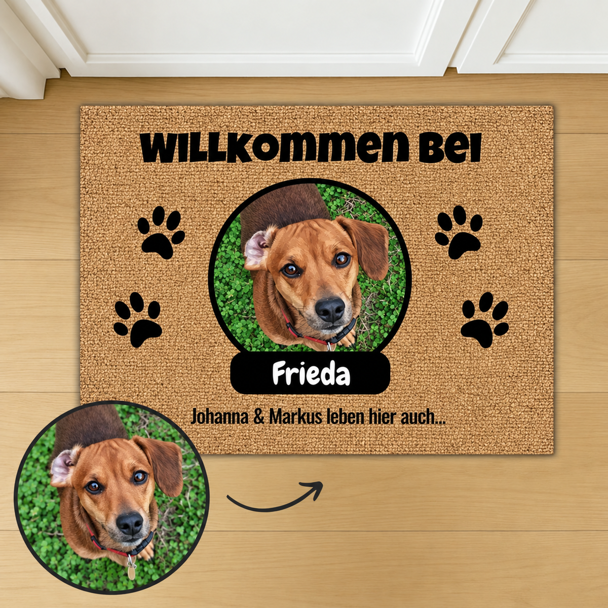 Gepersonaliseerde kokosmat met de naam Frieda en hondenfoto's. Bruin, ovale lijst.