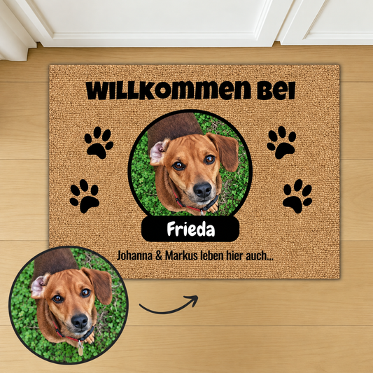Gepersonaliseerde kokosmat met de naam Frieda en hondenfoto's. Bruin, ovale lijst.