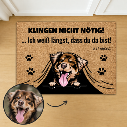 Gepersonaliseerde kurken deurmat met een lachende hond en een spreuk in zwart.