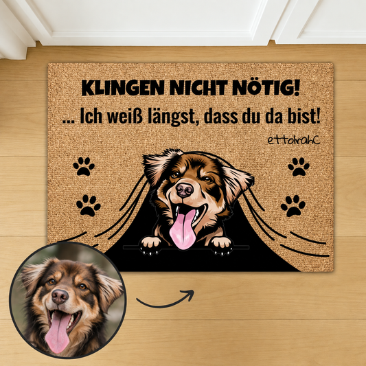 Gepersonaliseerde kurken deurmat met een lachende hond en een spreuk in zwart.