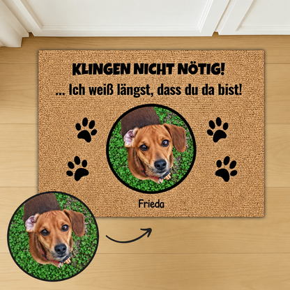 Gepersonaliseerde deurmat met foto van een hond en de tekst "KLINGEN NICHT NÖTIG!" in zwart.