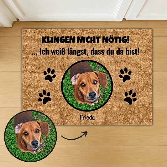 Gepersonaliseerde deurmat met foto van een hond en de tekst "KLINGEN NICHT NÖTIG!" in zwart.
