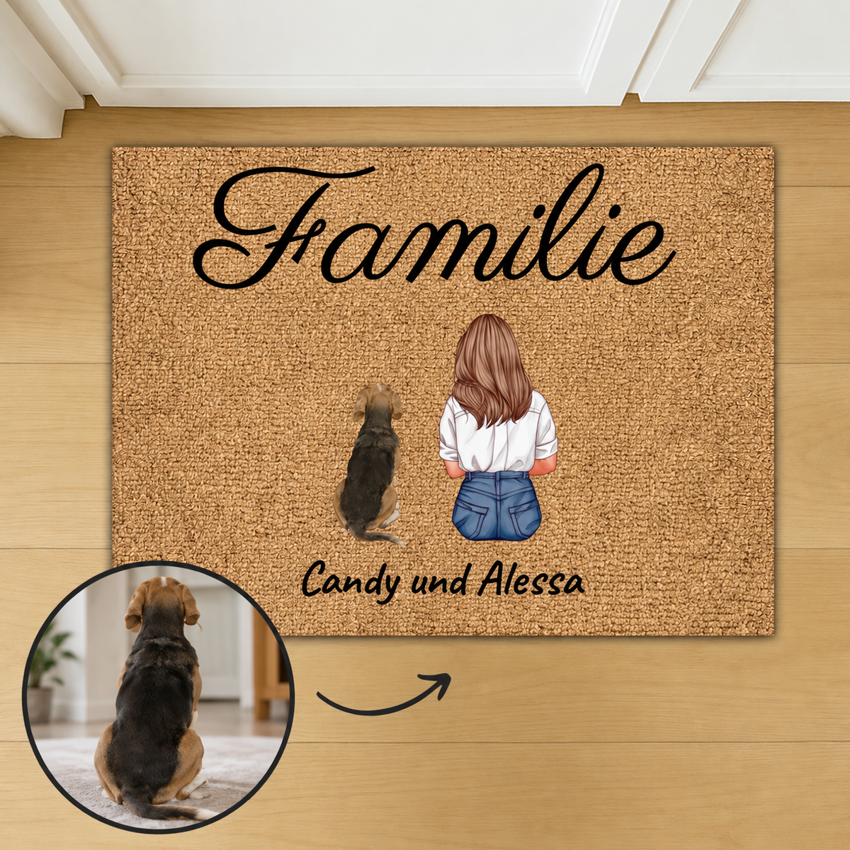 Gepersonaliseerde kokosvezelmat met het woord "Familie" en illustraties van een vrouw en een hond.