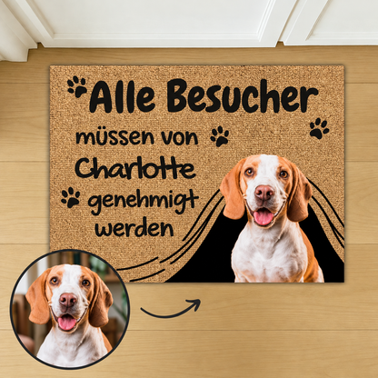 Paillasson personnalisé avec inscription et photo d'un chien, matière marron au design noir et beige.