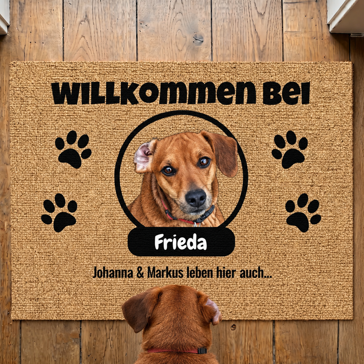 Gepersonaliseerde kokosvezelmat met hondenfoto, naambordje en pootjesmotieven.
