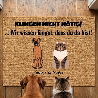 Gepersonaliseerde kokosvezelmat met honden- en kattenmotieven en zwarte tekst.
