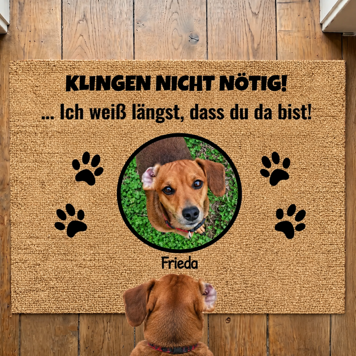 Gepersonaliseerde kokosvezelmat met gekleurde hondenfoto en zwarte tekst.