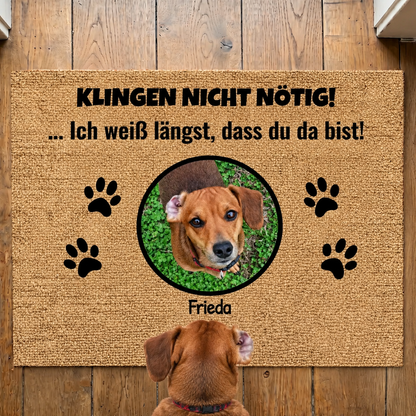 Gepersonaliseerde kokosvezelmat met gekleurde hondenfoto en zwarte tekst.