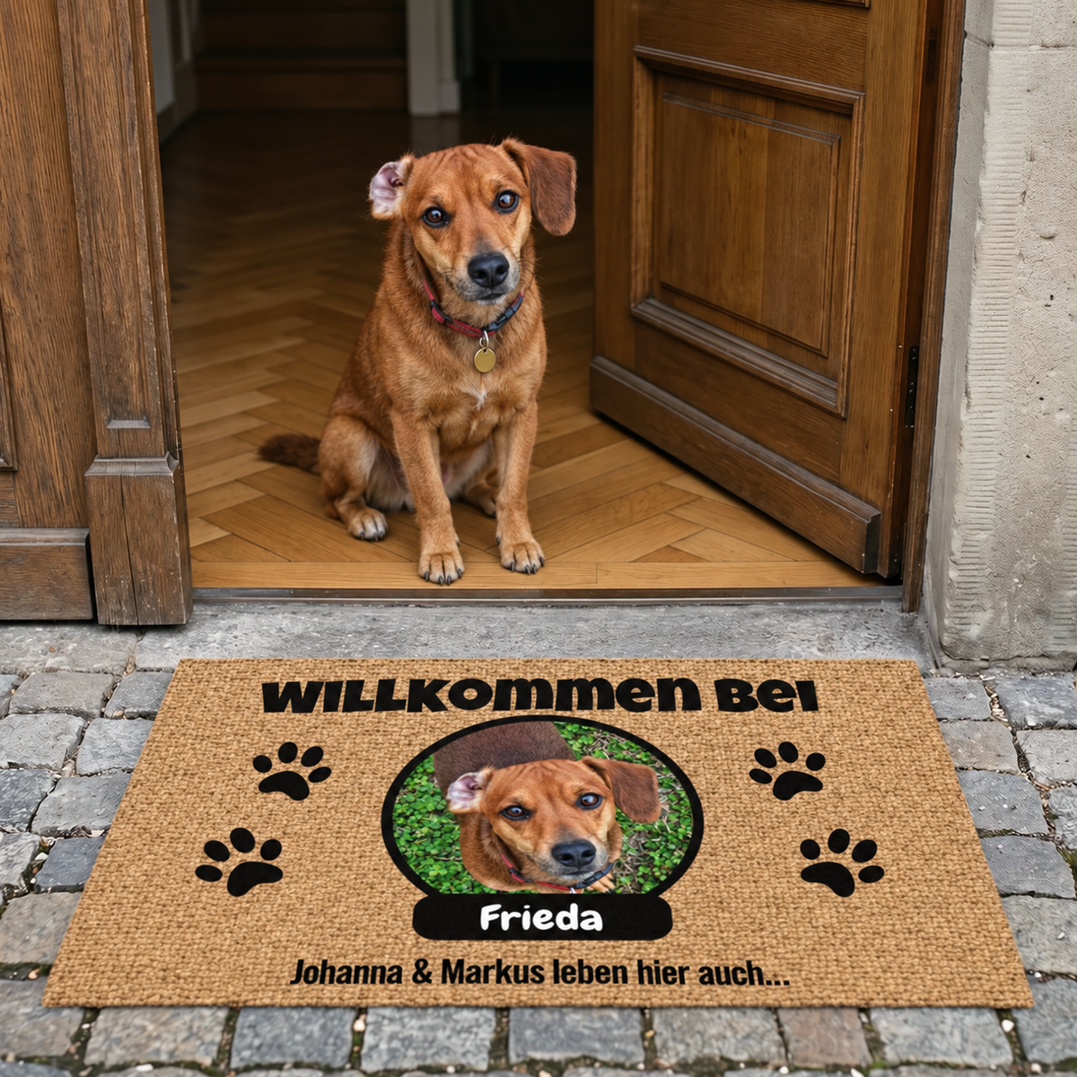 Gepersonaliseerde beige deurmat met foto, naambordje en hondenmotieven.