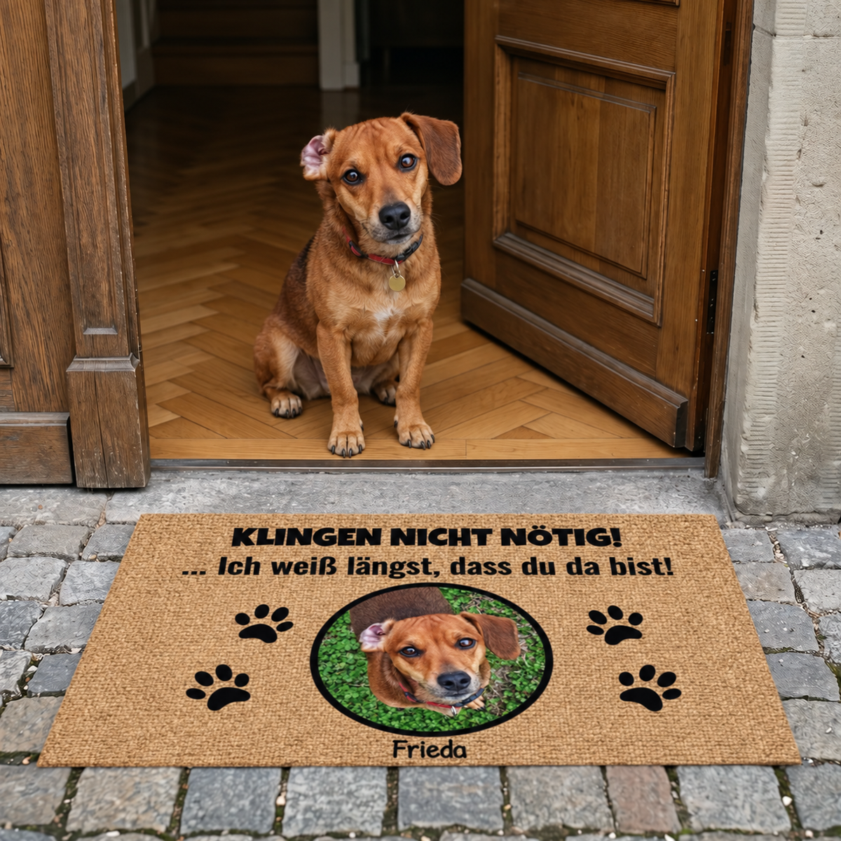 Gepersonaliseerde deurmat met de foto van een hond en zwarte tekst op een gezellige ondergrond.