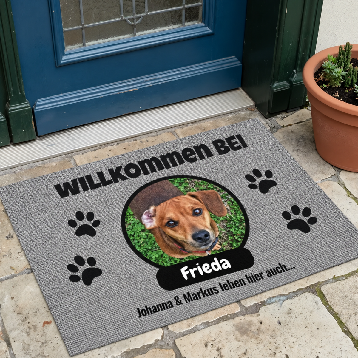 Gepersonaliseerde grijze deurmat met foto en naambordje, hondenmotief en pootafdrukken.