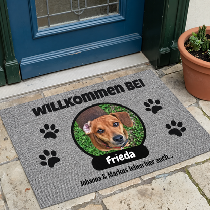 Gepersonaliseerde grijze deurmat met foto en naambordje, hondenmotief en pootafdrukken.