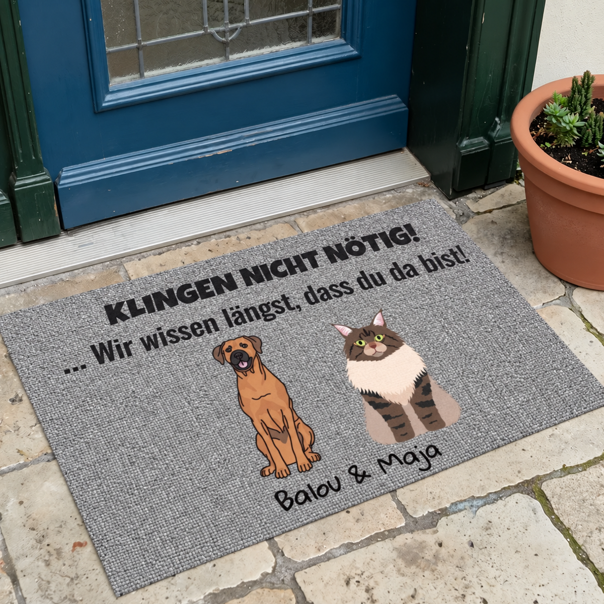 Gepersonaliseerde deurmat met tekst en illustraties van hond en kat. Grijs met kleurrijke motieven.