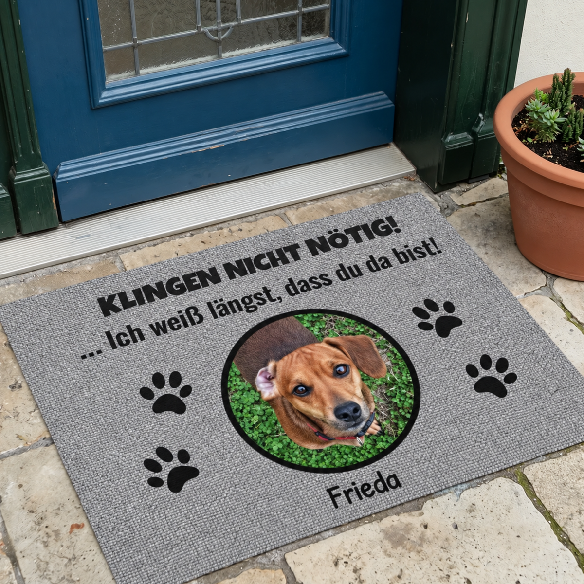 Gepersonaliseerde grijze deurmat met foto van een hond en zwarte tekst.