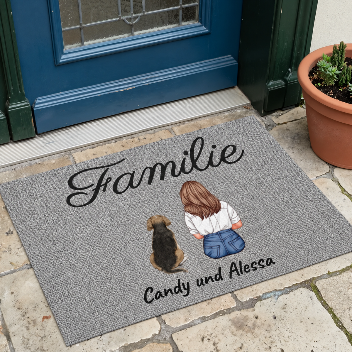 Gepersonaliseerde grijze deurmat met het woord "Familie", de namen Candy en Alessa en een illustratie van een persoon en een hond.