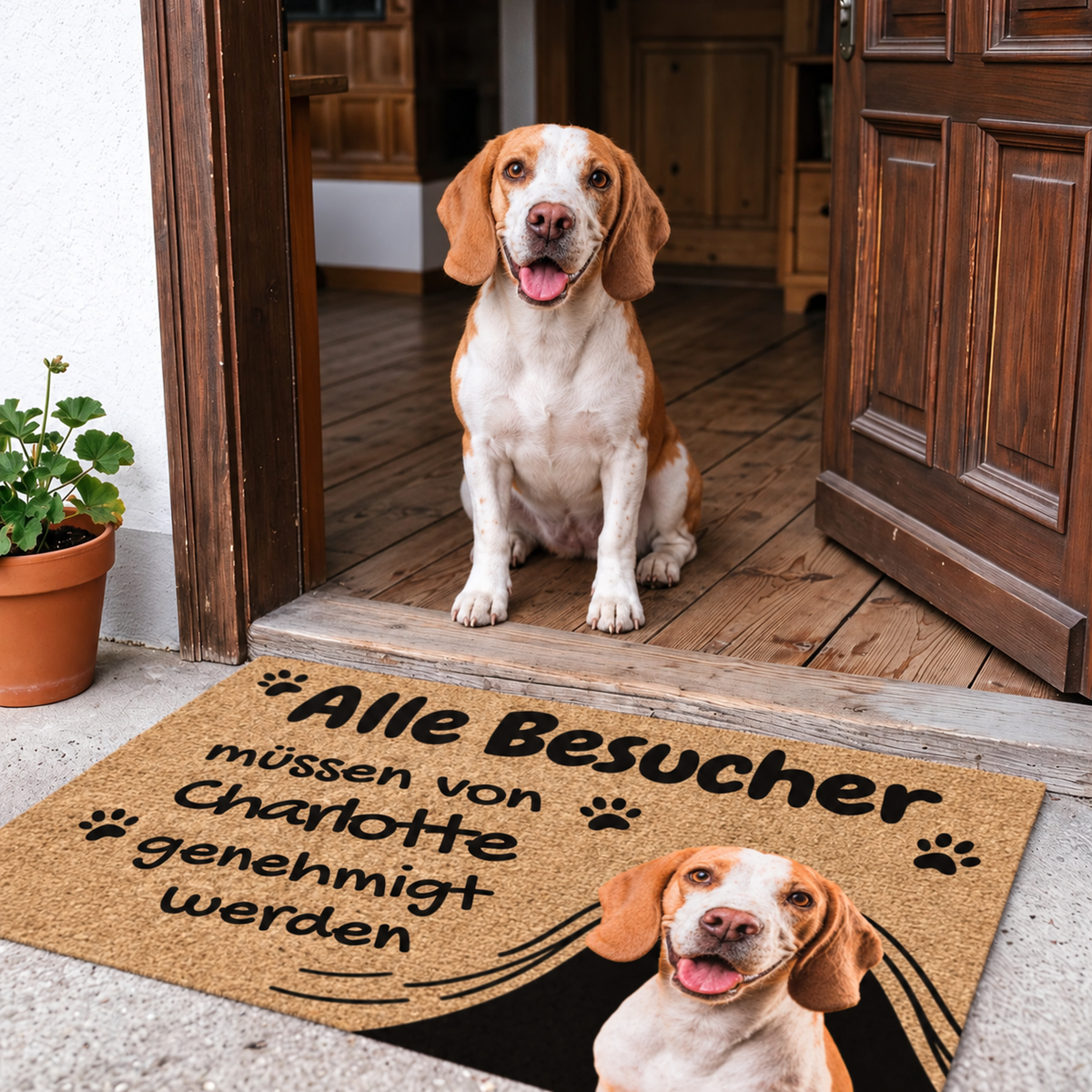 Paillasson beige avec impression noire, texte et motif de chien, devant une porte d'entrée. Chien assis à côté.
