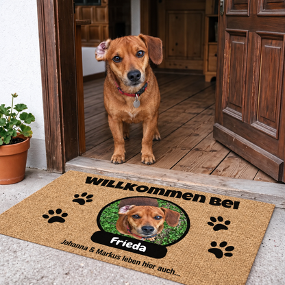 Gepersonaliseerde deurmat van natuurlijke materialen met foto en naambordje voor huisdieren.