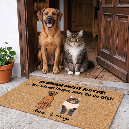 Deurmat met kleurrijke afbeelding van een hond en een kat, beige met zwarte tekst.