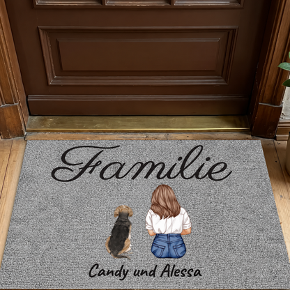 Gepersonaliseerde grijze deurmat met opdruk "Familie" en illustraties van een meisje met een hond.