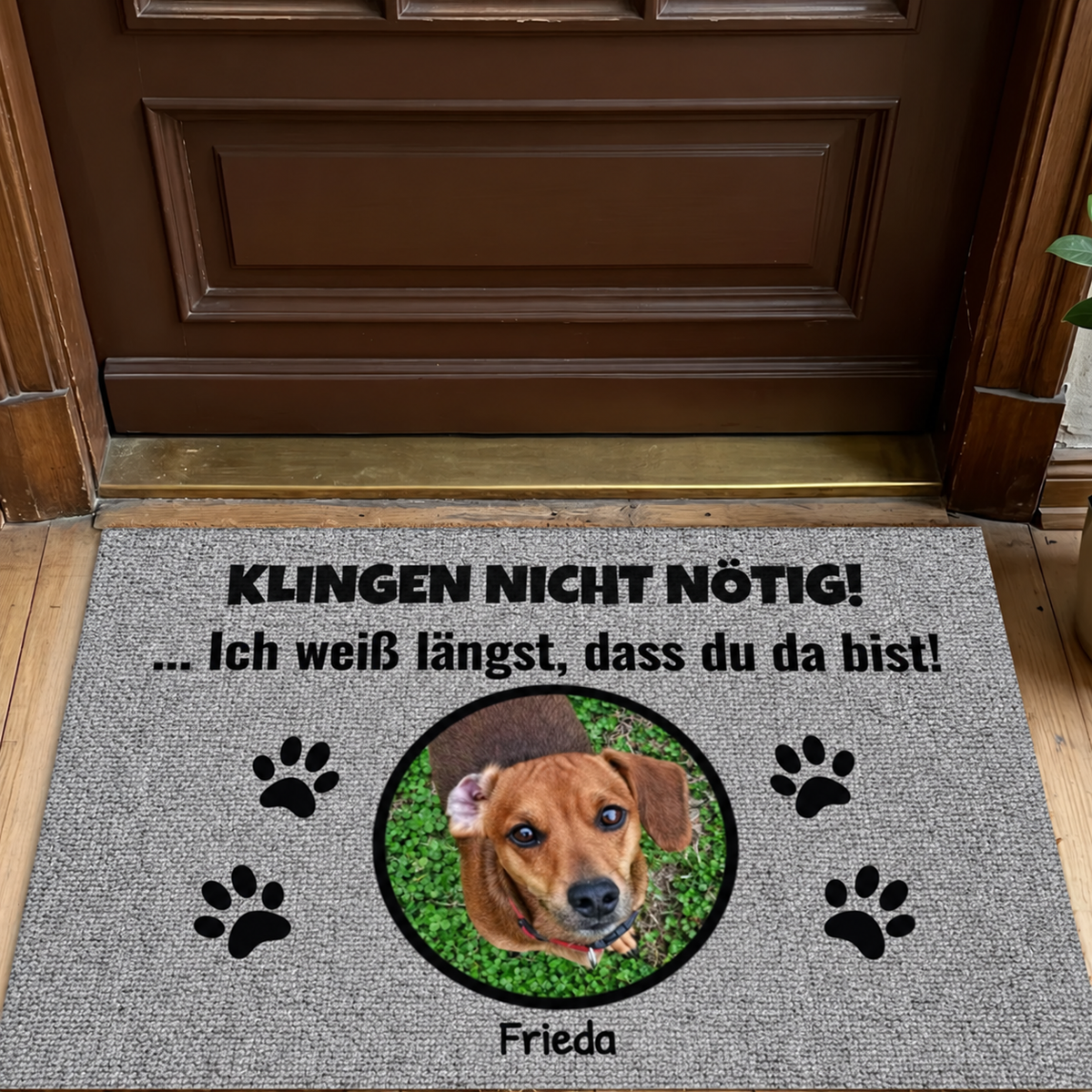 Gepersonaliseerde deurmat van grijze stof met hondenfoto en grappige tekst.