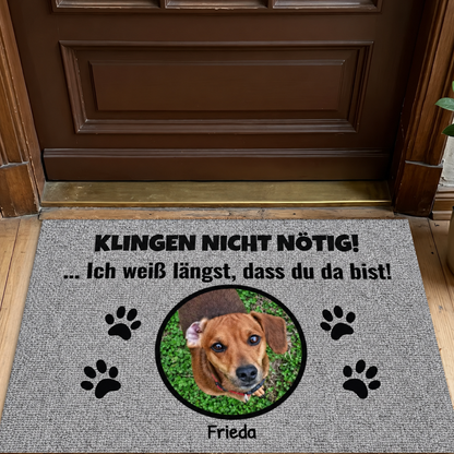 Gepersonaliseerde deurmat van grijze stof met hondenfoto en grappige tekst.