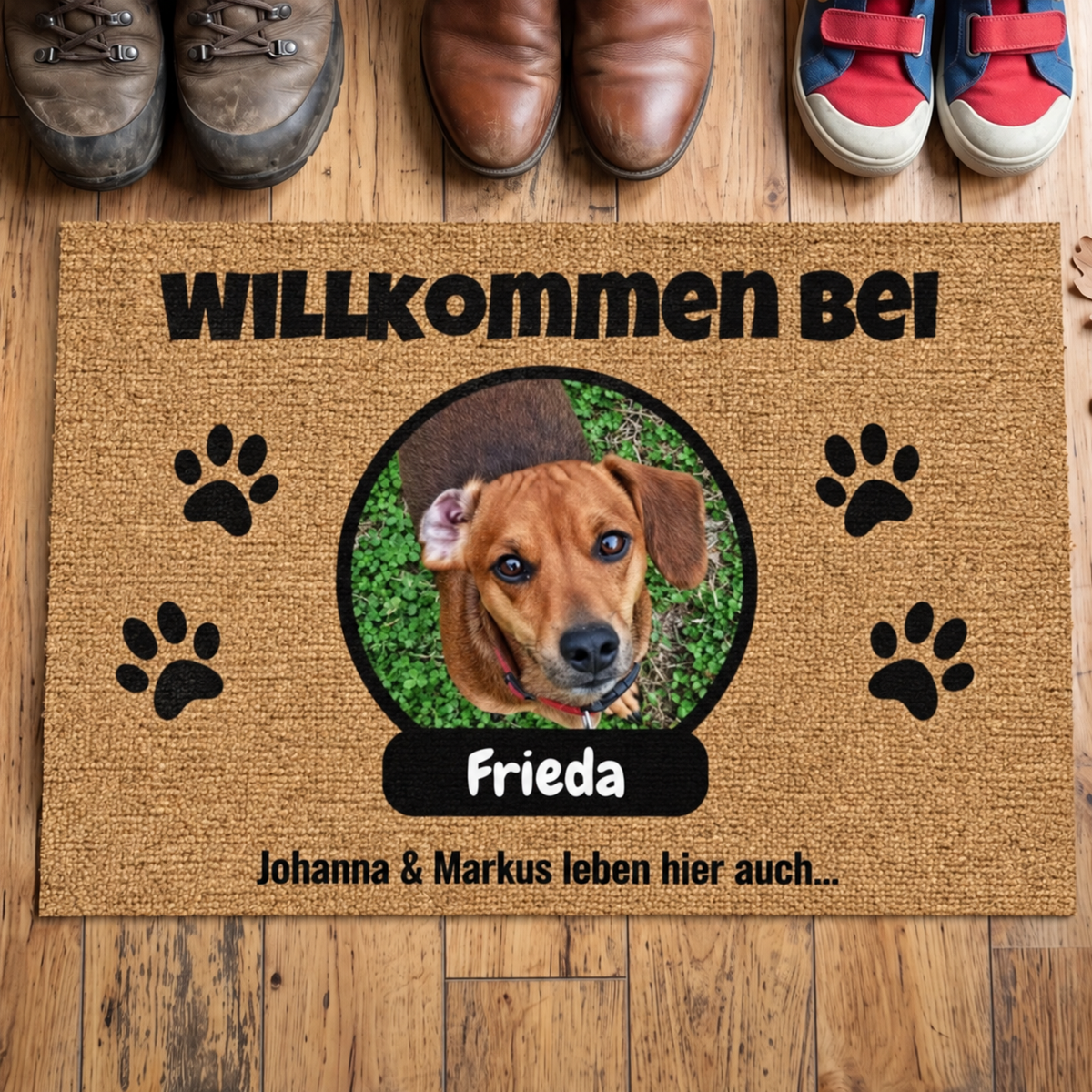 Gepersonaliseerde jute deurmat met hondenfoto en naam, bruin met zwarte letters en pootjesmotieven.