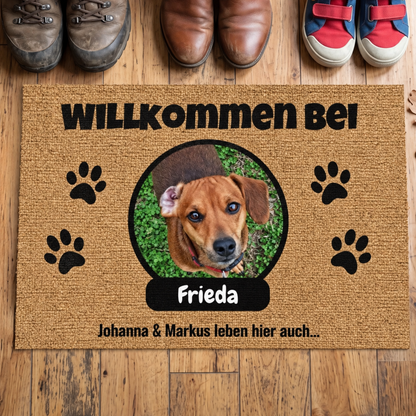Gepersonaliseerde jute deurmat met hondenfoto en naam, bruin met zwarte letters en pootjesmotieven.