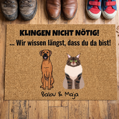 Gepersonaliseerde deurmat met hond en kat, bruine achtergrond en zwarte tekst.