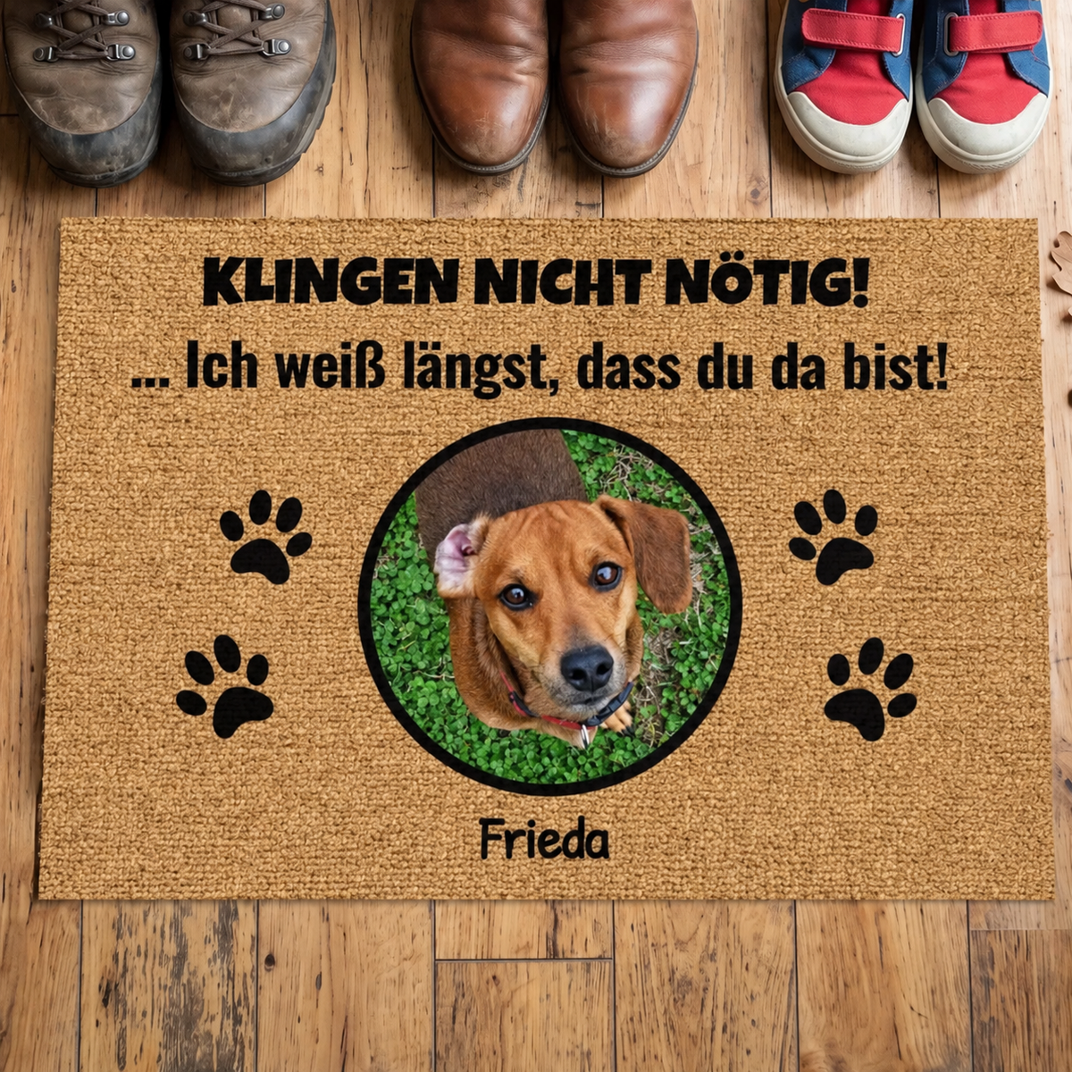 Gepersonaliseerde deurmat met bruine achtergrond, foto van een hond en zwart-witte tekst.
