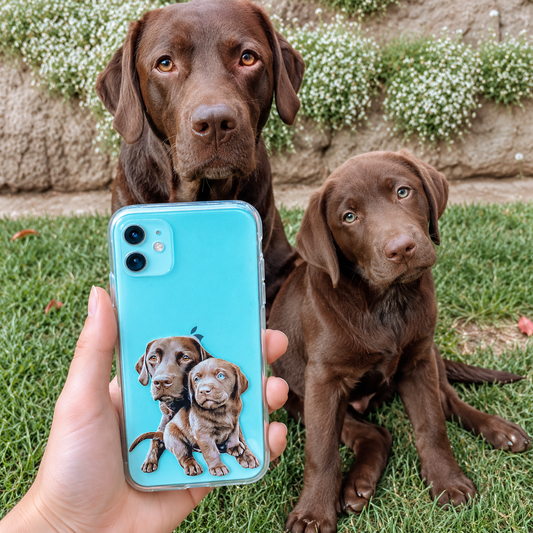 Gepersonaliseerd transparant telefoonhoesje met hondenportret, vastgehouden door iemand voor twee labradors buiten.
