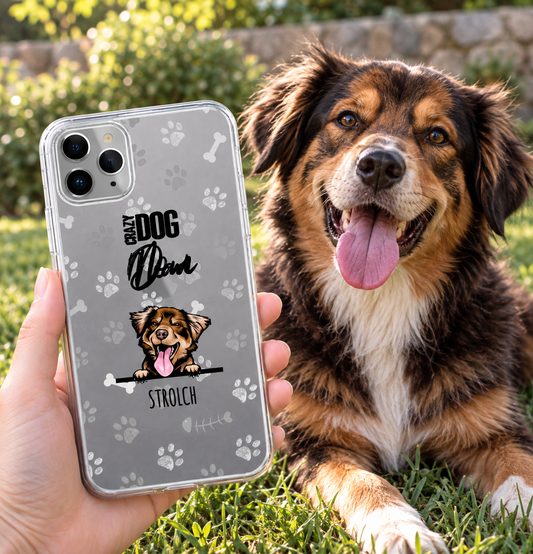 Gepersonaliseerd transparant telefoonhoesje met hondenmotief en pootafdrukken. Hond zit lachend in het gras.