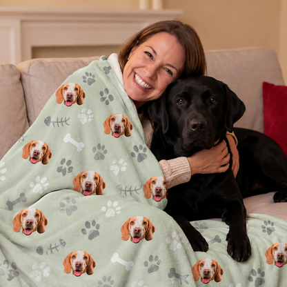 Couverture pour animal vert menthe personnalisée à motifs de chiens, femme serrant un chien noir sur un canapé.