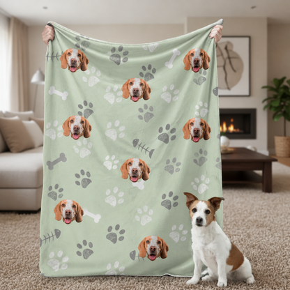 Couverture pour animal verte personnalisée à motifs de chiens, tenue par une personne dans le salon.