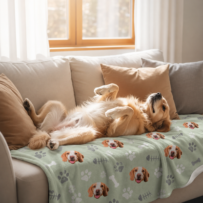 Couverture pour animal verte personnalisée à motif de chien sur un canapé avec coussins, un chien détendu dessus.