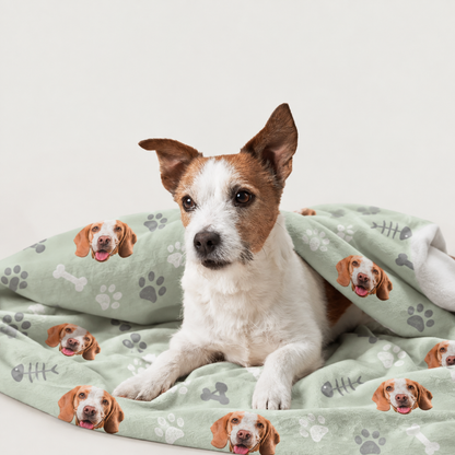 Couverture pour animal personnalisée à fond vert avec motifs de chiens imprimés, enveloppant un chien.