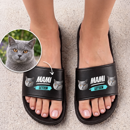Claquettes noires à motifs de chats avec l'inscription "MAMI LETTEN".
