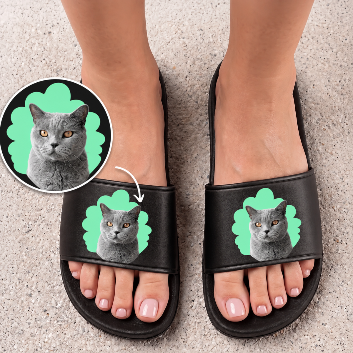 Zwarte badslippers met gepersonaliseerd grijs kattenportret op groene achtergrond.