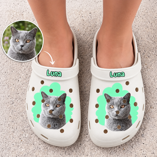 Gepersonaliseerde witte klompen met kat en naam, groene designaccenten en ventilatiegaten.