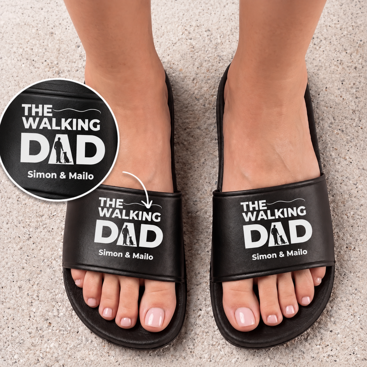 Zwarte badslippers met de print "THE WALKING DAD" en gepersonaliseerde namen.