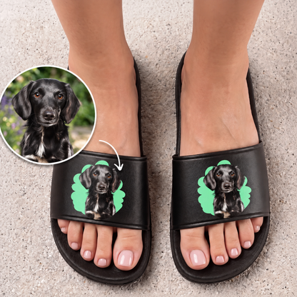 Claquettes noires avec illustration de chien personnalisée sur le dessus.