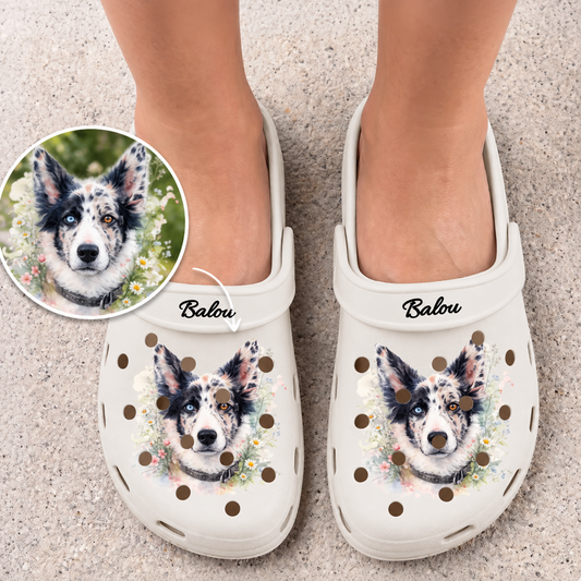 Gepersonaliseerde crèmekleurige klompen met aquarelprint van een hond en de naam "Balou".