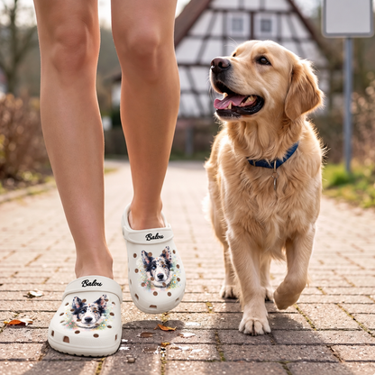 Persoon draagt gepersonaliseerde aquarelklompen met dierenmotieven tijdens een wandeling met een hond.